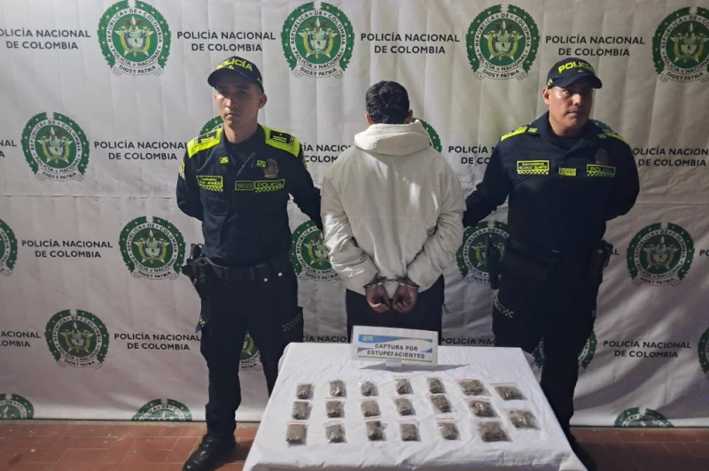 Cayó en Floridablanca un joven de 18 años con 20 dosis de marihuana listas para la venta
