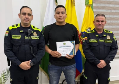 Dos valientes policías fueron condecorados por su reacción durante un robo en Bucaramanga