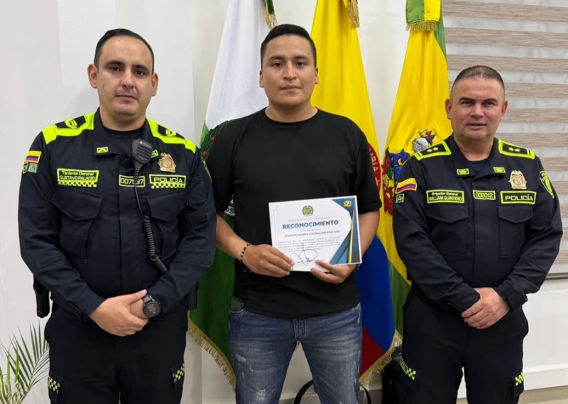 Dos valientes policías fueron condecorados por su reacción durante un robo en Bucaramanga