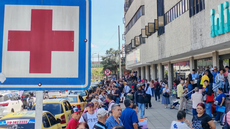 "Nos dejan horas en la calle": Usuarios sufren para conseguir cita en la Nueva EPS en Bucaramanga