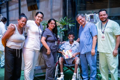 Mientras espera un corazón artificial, Andrés llena su álbum del Mundial para no perder la esperanza