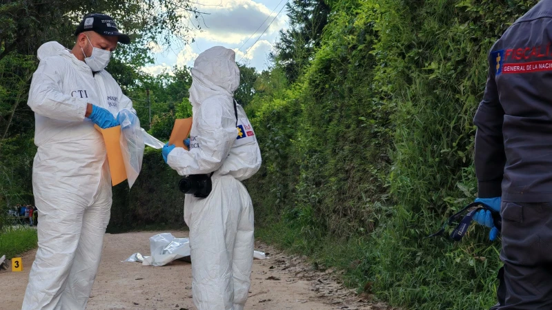Mujer fue asesinada dentro de su vivienda en Santander: su esposo resultó herido