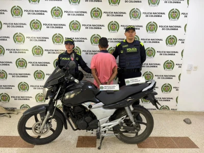 Minutos después de robarse una motocicleta, se varó y lo capturaron mientras la empujaba en Floridablanca