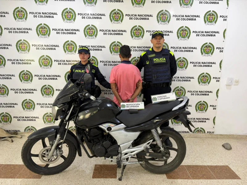 Minutos después de robarse una motocicleta, se varó y lo capturaron mientras la empujaba en Floridablanca