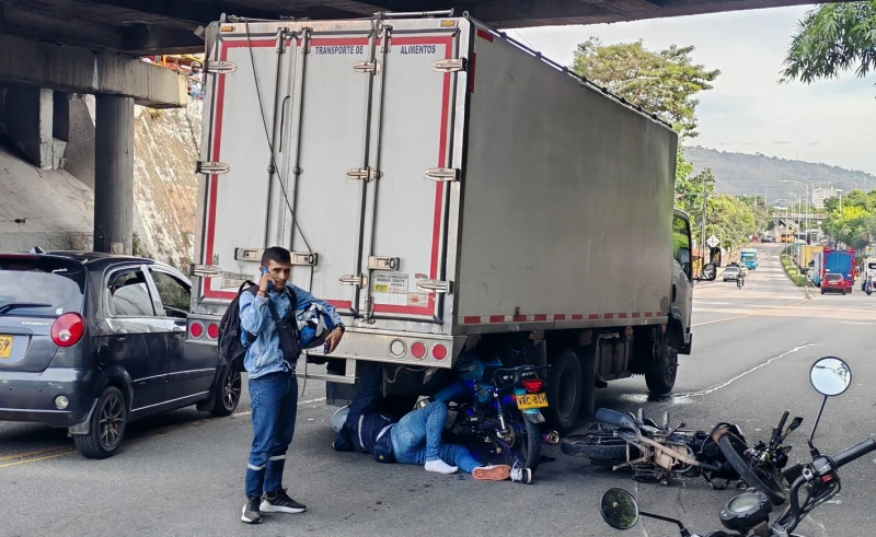 Impactante accidente: una motocicleta terminó debajo de un camión en Piedecuesta