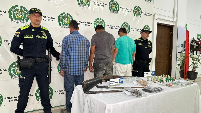 Intimidaban a una mujer con escopeta, machetes y munición: tres hombres fueron capturados en Girón