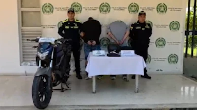 A punta de cuchillo le robaron una cadena de oro  a un ciudadano y terminaron capturados en Bucaramanga