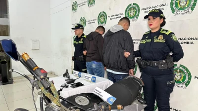 Llevaban una pistola calibre 9 milímetros y fueron capturados en Bucaramanga