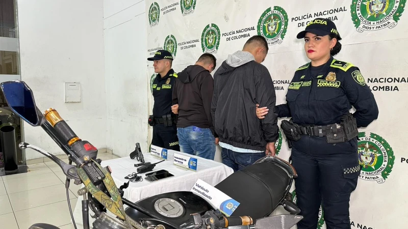 Llevaban una pistola calibre 9 milímetros y fueron capturados en Bucaramanga