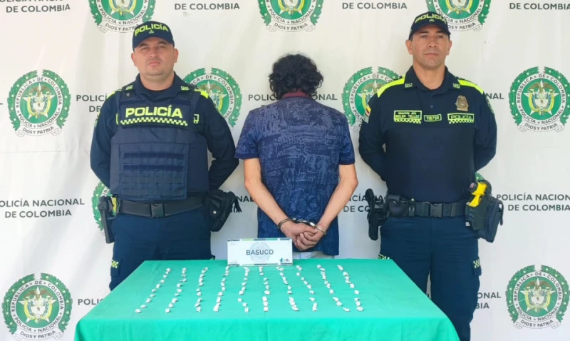 Así cayó un hombre que llevaba 100 dosis de bazuco en Las Guacamayas, Bucaramanga