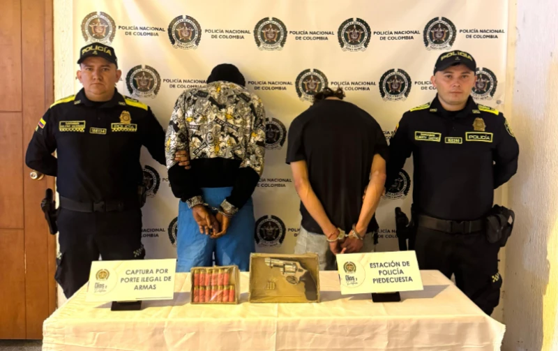 Sorprenden a 2 hombres con un revólver y 16 cartuchos en el barrio Villa Nueva, Piedecuesta