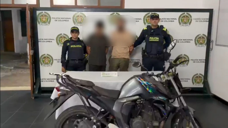 Capturan a 2 hombres que pretendían vender una motocicleta robada en Girón