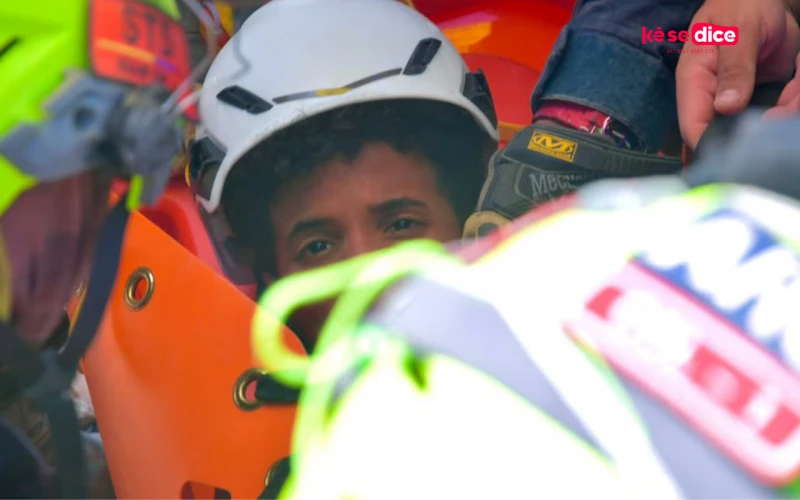 Moisés, niño de 11 años, volvió a ver la luz con ayuda de rescatistas colombianos tras quedar bajo los escombros