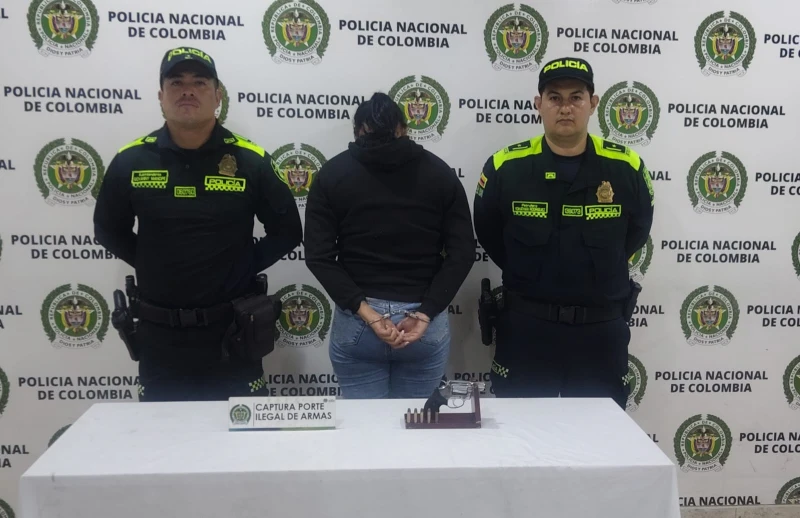 Mujer sembró el pánico en La Cumbre, Floridablanca, tras disparar un arma