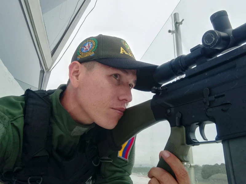 Saúl Cáceres: el policía santandereano que desafió a la guerra y hoy protege a las víctimas de la extorsión