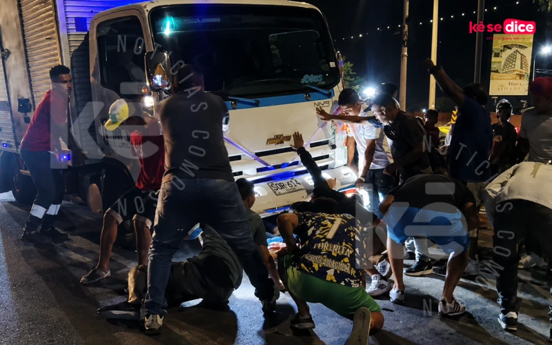 Héroes anónimos salvaron a una motociclista atrapada bajo un vehículo en Chimitá