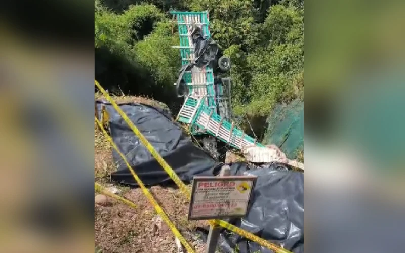 Camión cayó a un abismo en la vía a Barrancabermeja y dejó sin gas a Lebrija
