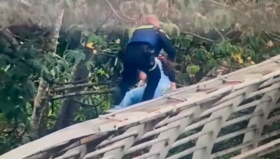 Valiente Policía le salvó la vida a una mujer que se subió a las barandas del puente de La Novena