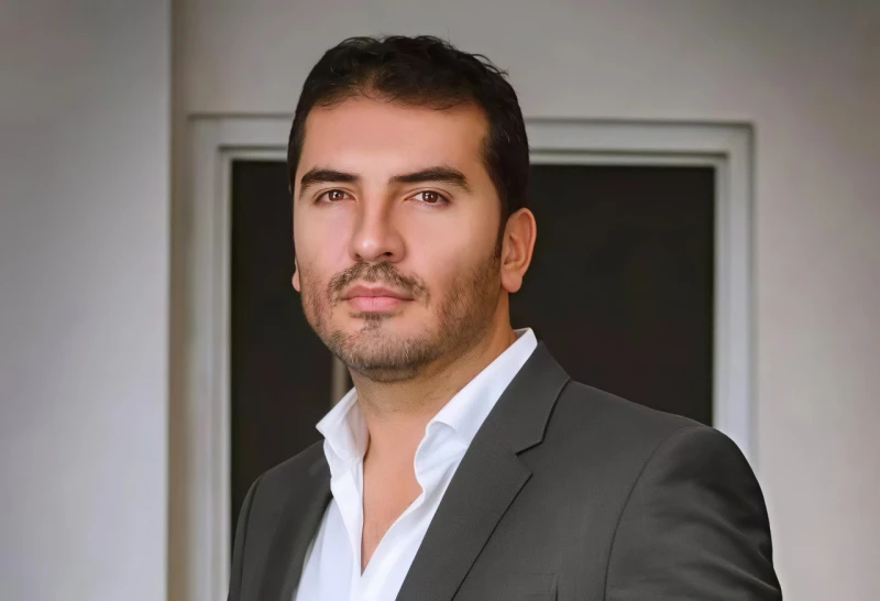 Cirujano que fue condenado por agredir a su pareja en Bucaramanga se voló para Dubai
