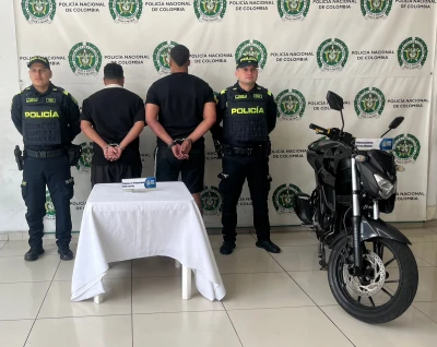 Capturan a dos hombres con una motocicleta alterada y documentos falsos en Bucaramanga