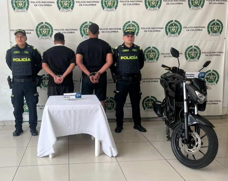 Capturan a dos hombres con una motocicleta alterada y documentos falsos en Bucaramanga