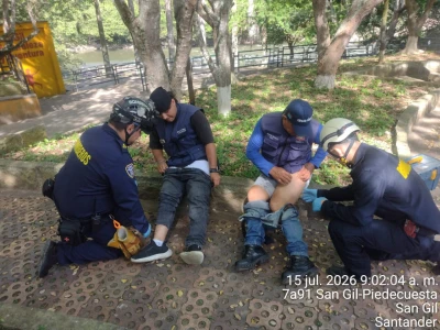 Venezolanos atacaron a piedra a funcionarios que les pidieron que no durmieran en el parque de San Gil