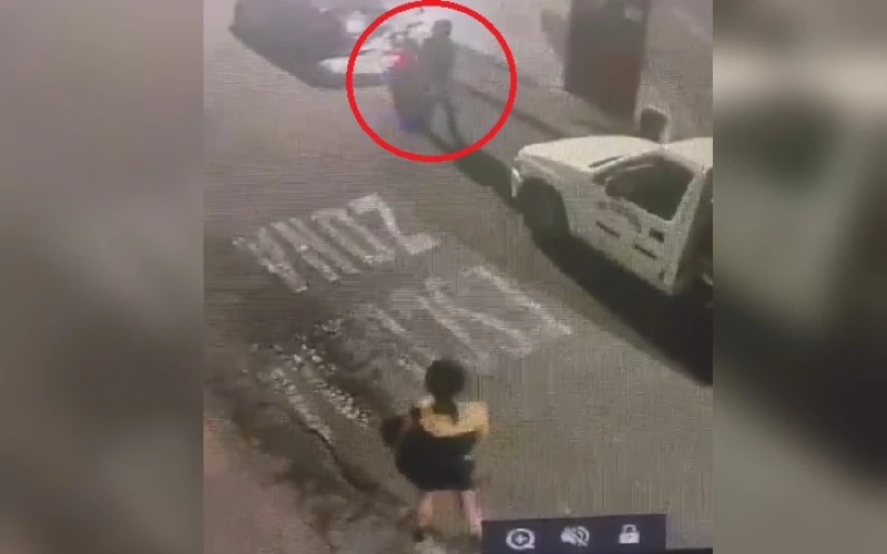 Cámaras de seguridad captan a motociclista acosando a una mujer en Lebrija