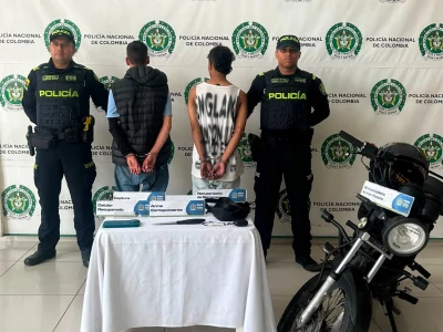 Dos jóvenes fueron capturados tras robar un celular, una manilla de oro y un casco en Bucaramanga