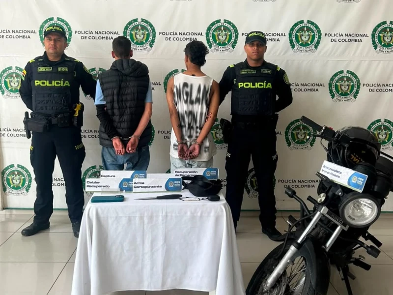 Dos jóvenes fueron capturados tras robar un celular, una manilla de oro y un casco en Bucaramanga