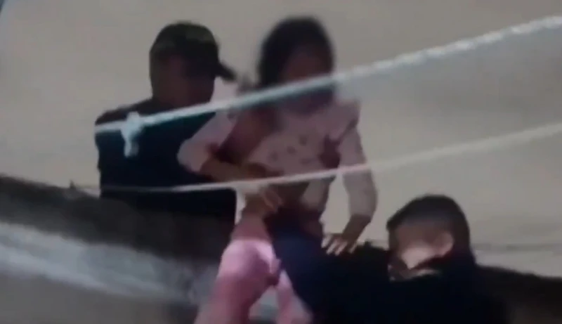 Angustioso rescate de una niña de 7 años que pedía ayuda desde una ventana con papelitos