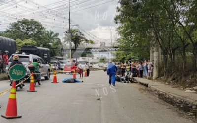 Peatón murió arrollado por una moto en Girón a unos 20 metros del puente peatonal