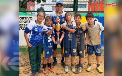Entre barro y lluvia, los niños de Mamá Dioselina volvieron a levantar una copa