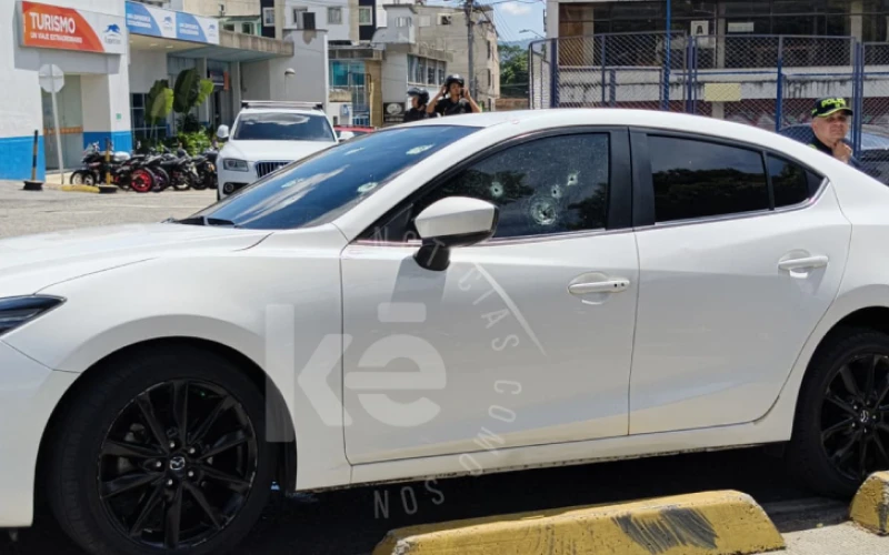 Balearon a un hombre dentro de un carro blindado en Bucaramanga