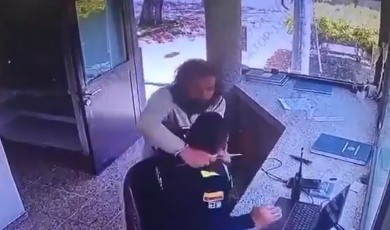 Policía abatió a un sujeto que lo atacó con un cuchillo dentro de un CAI