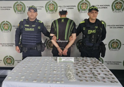 Cayó con 300 dosis de narcóticos al lado de una cancha en Girón