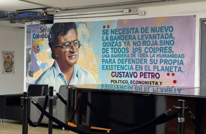 Petro se enfurece por el retiro de su mural en las instalaciones de Inravisión
