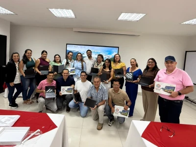 Docentes de 16 municipios de Santander se capacitan para operar nuevas aulas digitales