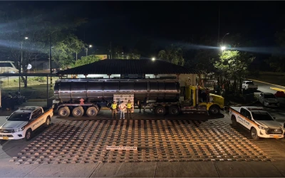 Incautan gigantesco cargamento de cocaína oculto en un camión cisterna en La Tebaida, Quindío