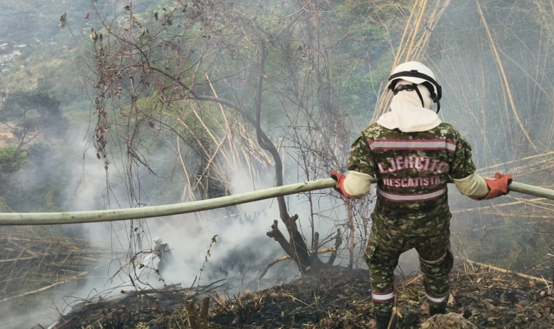 Gigantesco incendio en Coromoro devasta 300 hectáreas de páramo y amenaza la cuenca del río Fonce