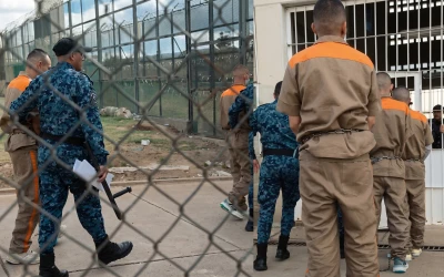 “Bien motiladitos, uniforme naranja y amarraditos”: De la Espriella ordena traslado de 120 presos