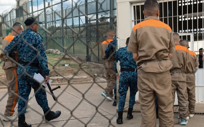 “Bien motiladitos, uniforme naranja y amarraditos”: De la Espriella ordena traslado de 120 presos