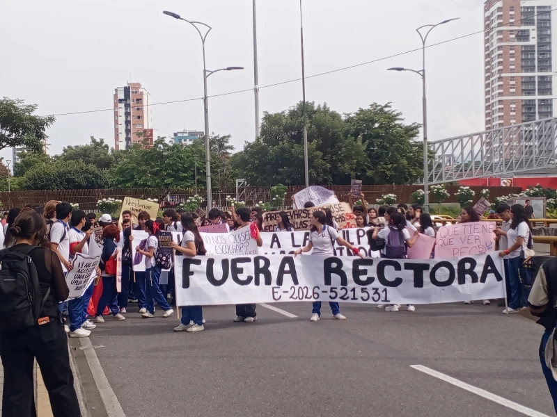 Estudiantes de la Escuela Normal protestaron contra la rectora en Bucaramanga