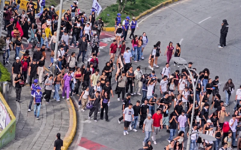 Evacúan la UIS: protesta salió de la universidad y se dirige al Centro de Bucaramanga
