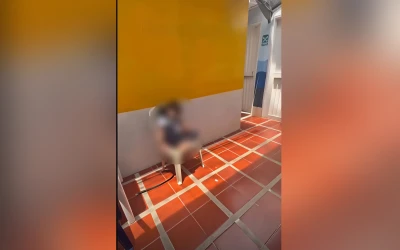 “Rompí el platico y regué la comida”: amarran niño a una silla para castigarlo