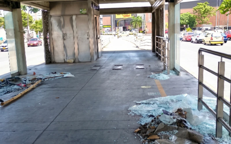 Alcaldía anuncia reconstrucción de estaciones de Metrolínea vandalizadas en Bucaramanga