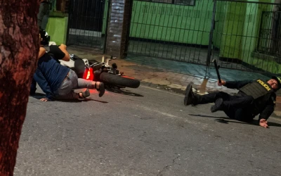 Intentó evadir el retén y arrolló a un policía: terminó detenido en el barrio San Francisco