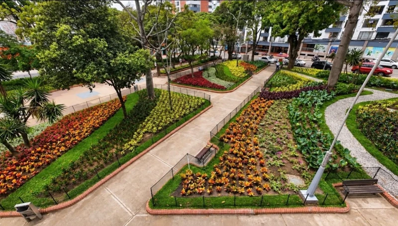 Con nuevos jardines, senderos y zonas verdes, el Parque Bolívar recuperó su esplendor