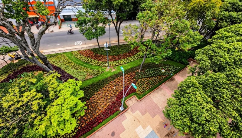 Con nuevos jardines, senderos y zonas verdes, el Parque Bolívar recuperó su esplendor