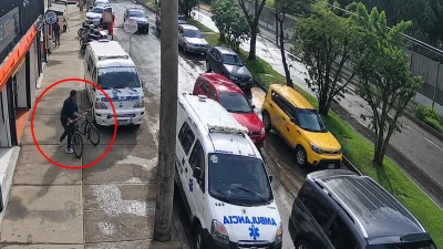 Dos ambulancias invadieron un andén para evadir un trancón y pusieron en peligro a peatones en Bogotá