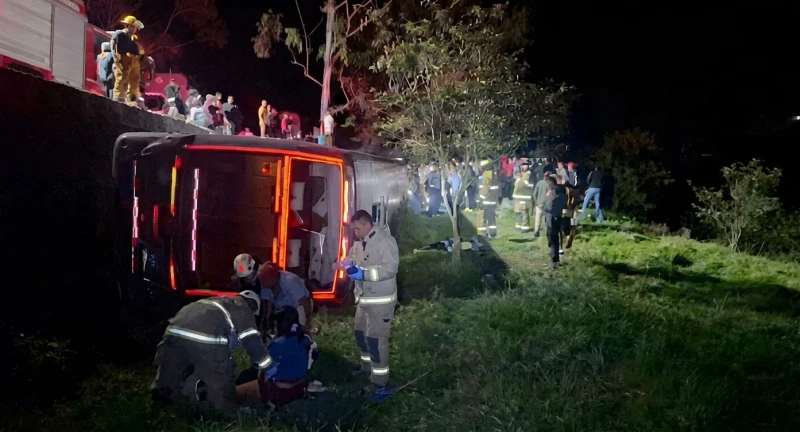 Disparos provocaron que el bus se volcara en la vía Panamericana: Hubo 5 muertos y 60 heridos